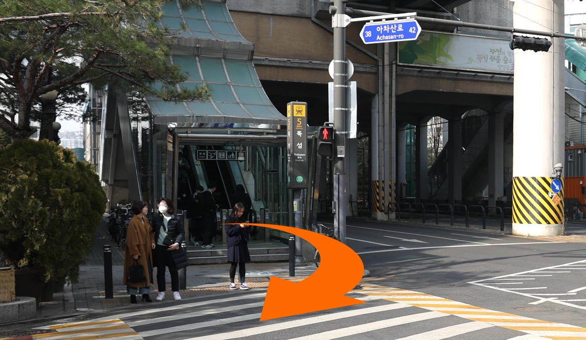 トゥクソム駅5番出口の様子